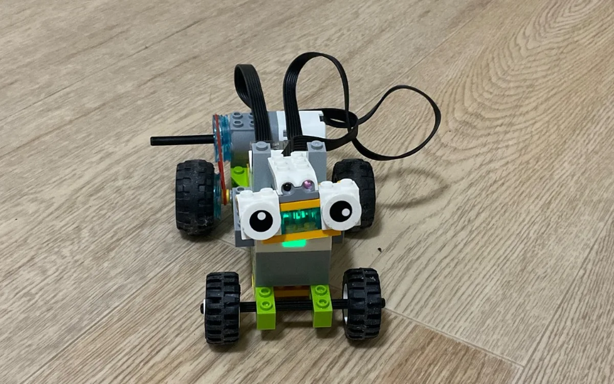 Робот с глазами из набора WeDo 2.0 — собран и запрограммирован в Робоклассе
